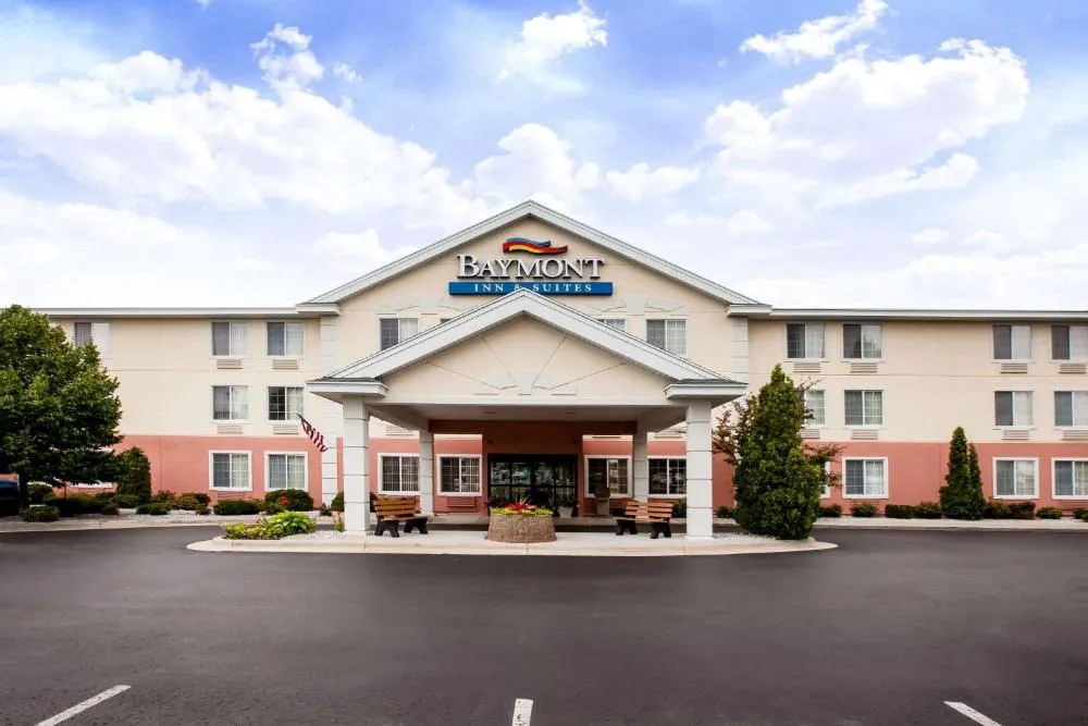 Baymont by Wyndham Mackinaw City hotel hero