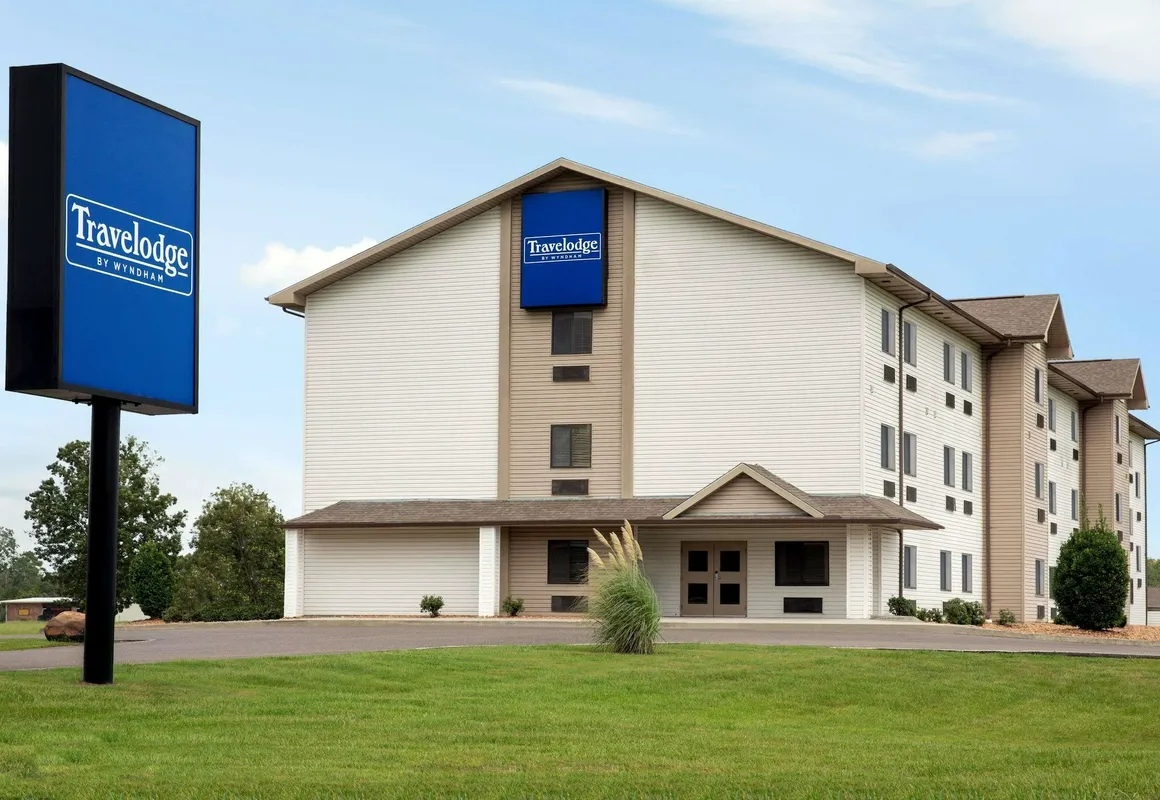 Travelodge by Wyndham Livonia hotel hero