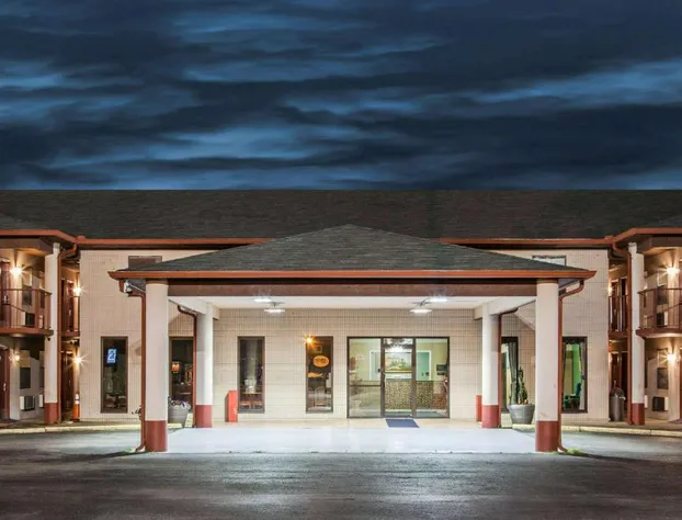 Super 8 by Wyndham Malvern hotel detail image 1