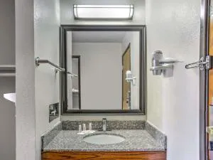 Days Inn by Wyndham Le Roy/Bloomington Southeast hotel detail image 3