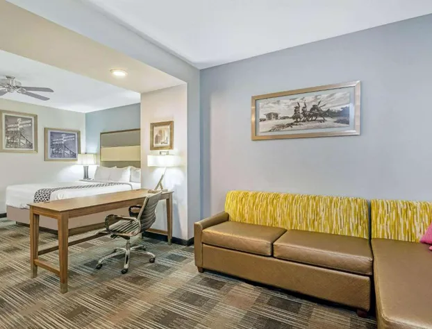 La Quinta Inn & Suites by Wyndham Guthrie hotel detail image 4