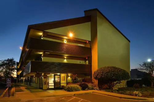 Super 8 by Wyndham Deerfield/Northbrook hotel hero