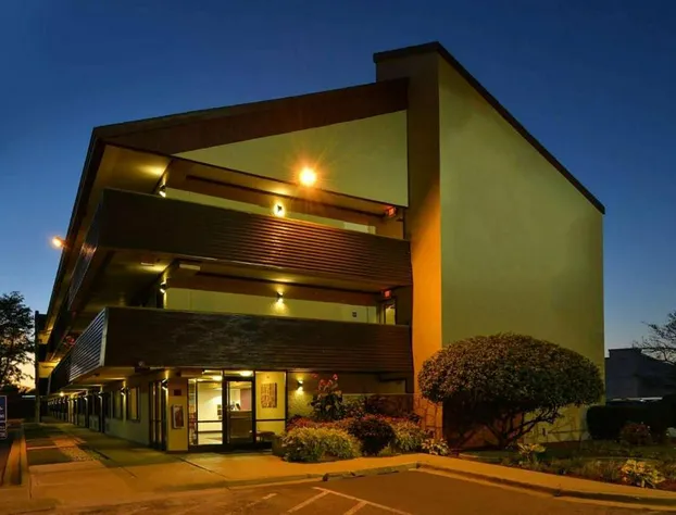 Super 8 by Wyndham Deerfield/Northbrook hotel detail image 3