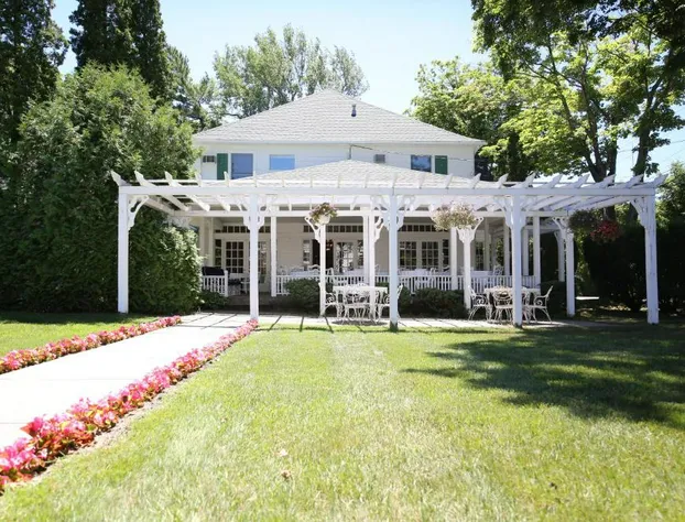 Colonial Inn in Harbor Springs hotel detail image 4