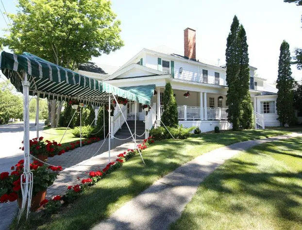 Colonial Inn in Harbor Springs hotel detail image 3