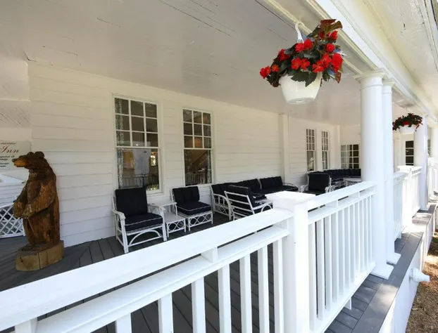 Colonial Inn in Harbor Springs hotel detail image 4