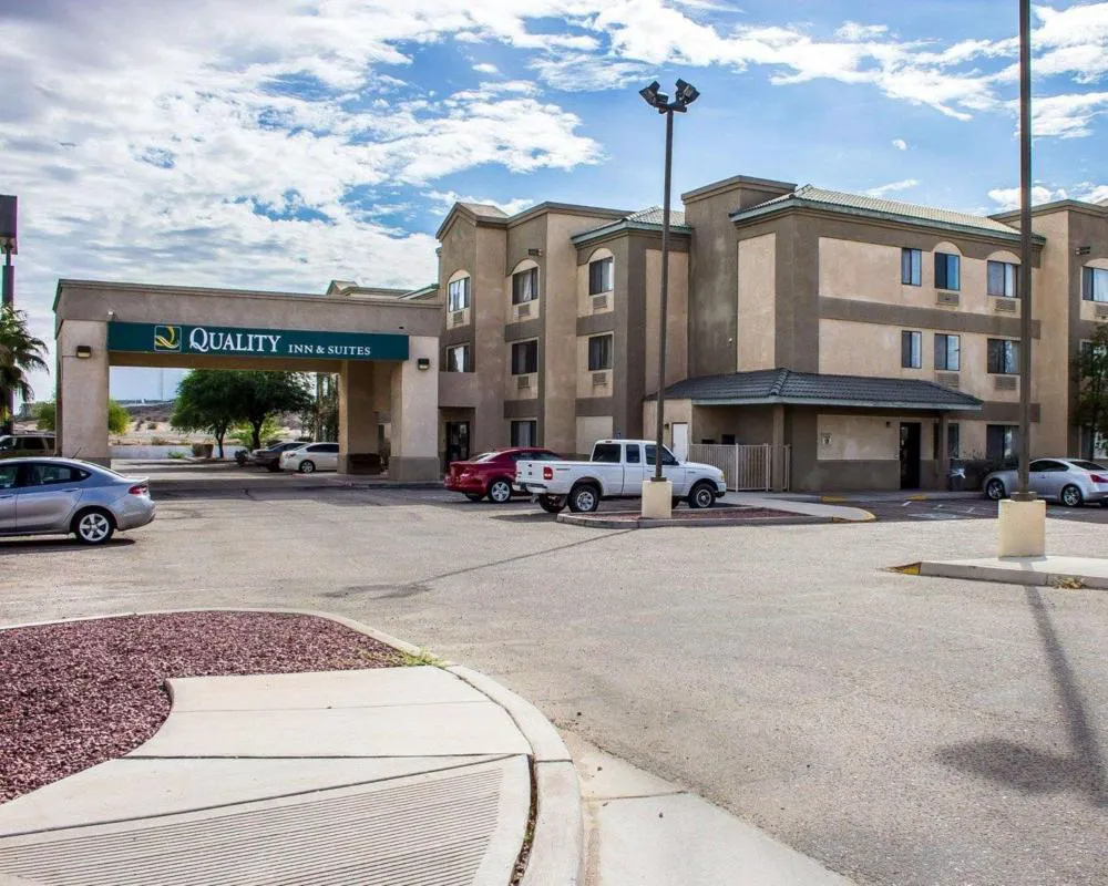 Quality Inn & Suites Yuma hotel hero