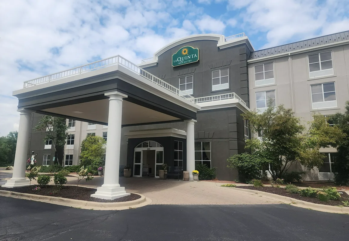 La Quinta Inn & Suites by Wyndham Milwaukee SW New Berlin hotel hero