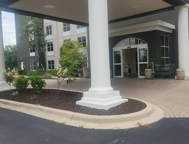 La Quinta Inn & Suites by Wyndham Milwaukee SW New Berlin hotel detail image 2