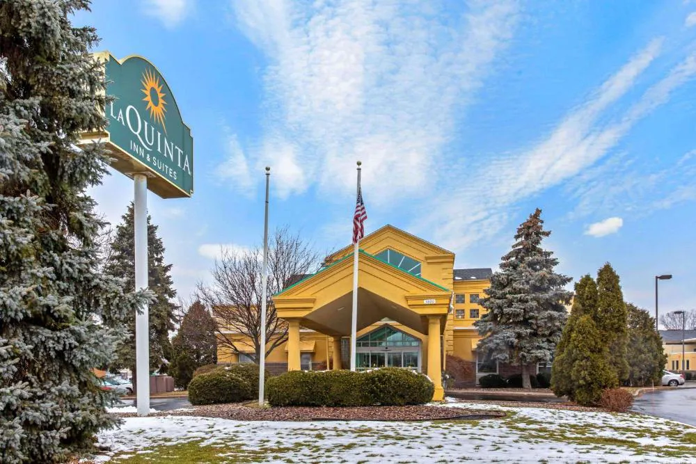 La Quinta Inn & Suites by Wyndham Appleton College Avenue hotel hero