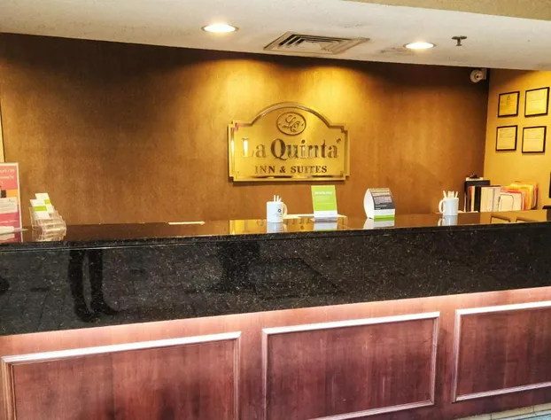 La Quinta Inn & Suites by Wyndham Appleton College Avenue hotel detail image 2