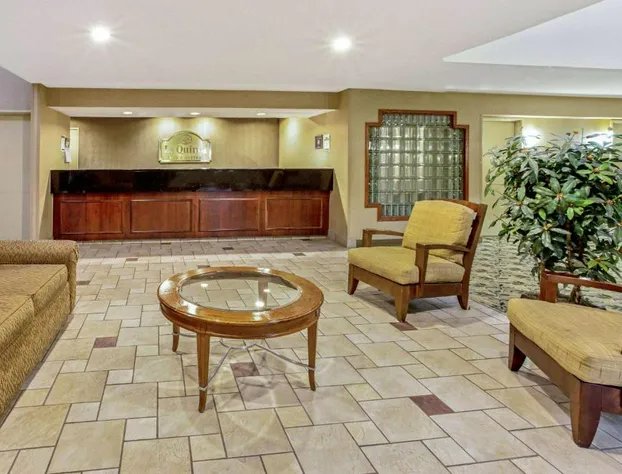 La Quinta Inn & Suites by Wyndham Appleton College Avenue hotel detail image 3