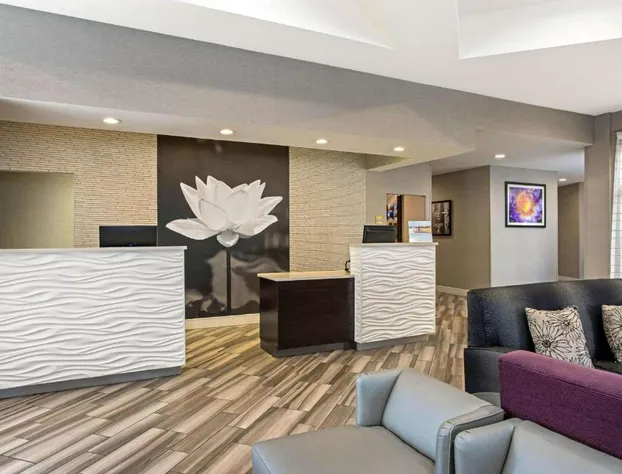 La Quinta Inn & Suites by Wyndham Orlando Airport hotel detail image 2