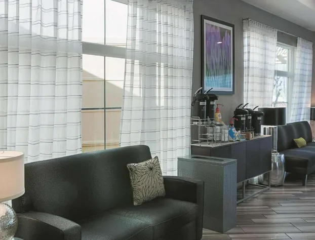 La Quinta Inn & Suites by Wyndham Orlando Airport hotel detail image 4