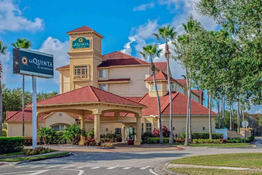 La Quinta Inn & Suites by Wyndham Orlando Airport North hotel hero