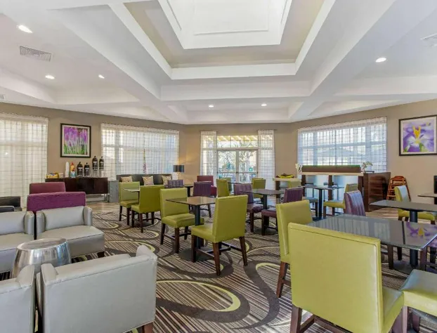 La Quinta Inn & Suites by Wyndham Orlando Airport North hotel detail image 3