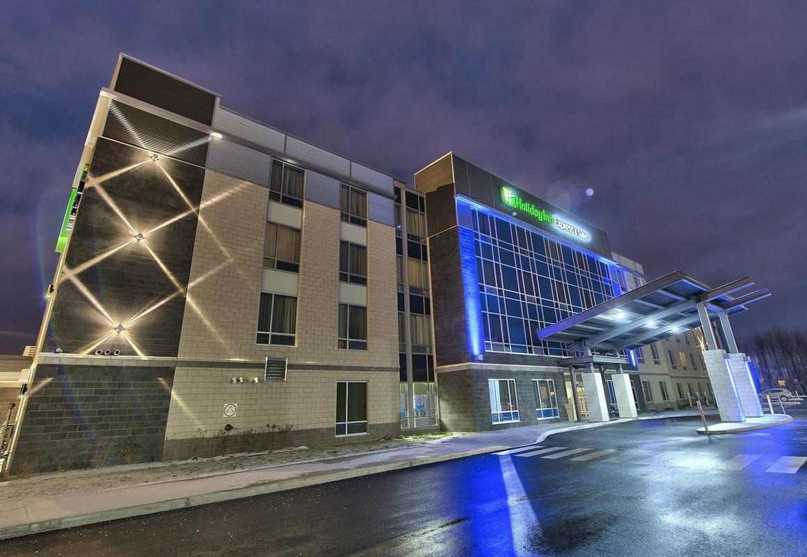 Holiday Inn Express & Suites Vaudreuil, an IHG Hotel hotel hero