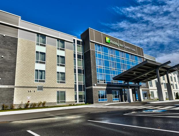 Holiday Inn Express & Suites Vaudreuil, an IHG Hotel hotel detail image 1