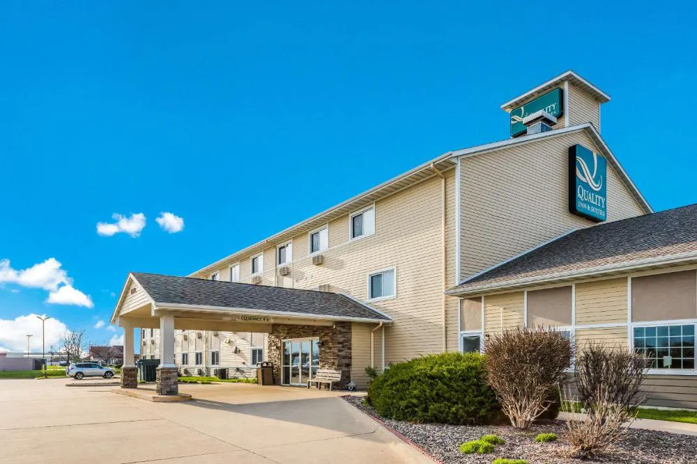 Quality Inn & Suites Eldridge Davenport North hotel hero