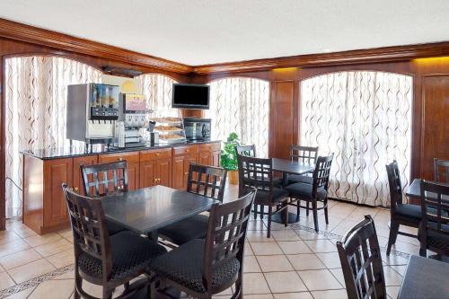 Days Inn by Wyndham Elk Grove Village Chicago hotel detail image 3