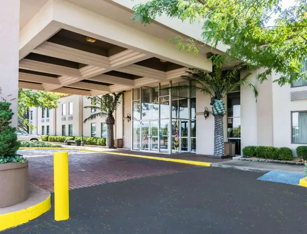 The Plaza Inn & Suites hotel detail image 1