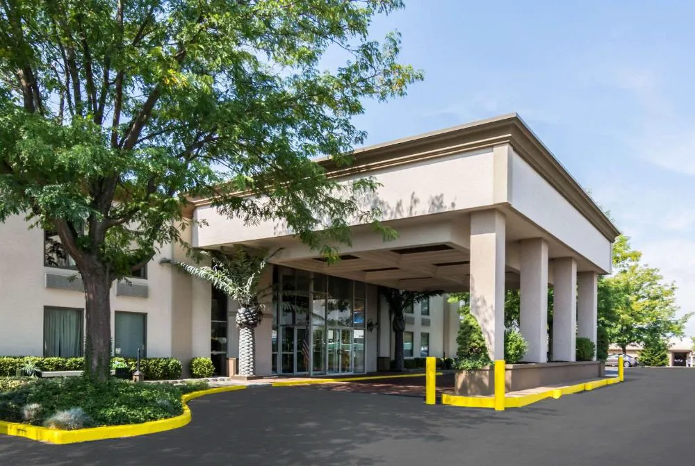 The Plaza Inn & Suites hotel hero