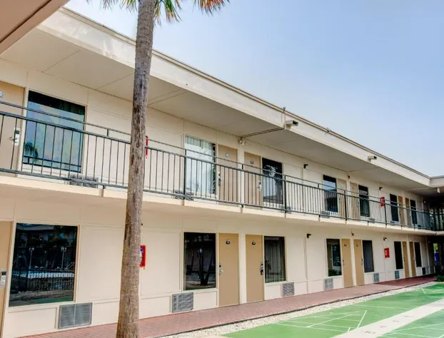 Days Inn by Wyndham St. Petersburg / Tampa Bay Area hotel detail image 1