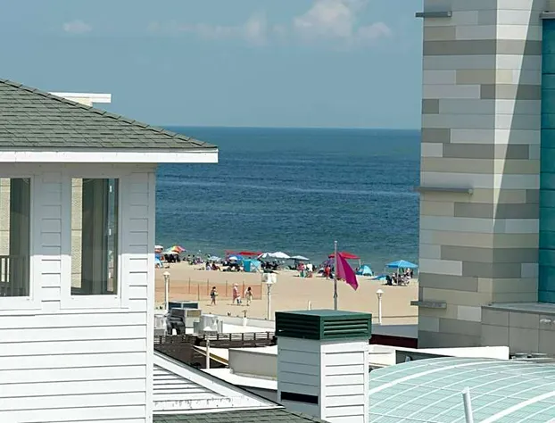 Howard Johnson by Wyndham Virginia Beach At The Beach hotel detail image 1