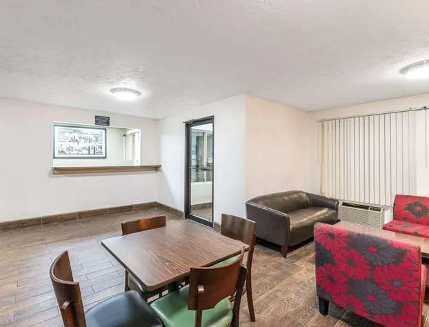 Super 8 by Wyndham North Sioux City hotel detail image 2