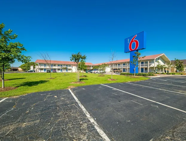 Motel 6 Dallas, TX - Farmers Branch hotel detail image 1