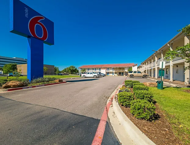 Motel 6 Dallas, TX - Farmers Branch hotel detail image 3