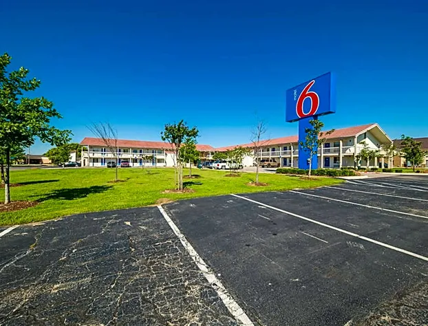 Motel 6 Dallas, TX - Farmers Branch hotel detail image 2