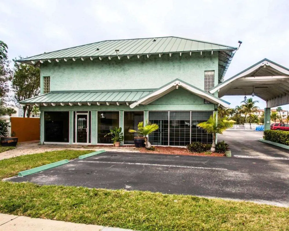 Econo Lodge Cocoa Beach - near the Port hotel hero