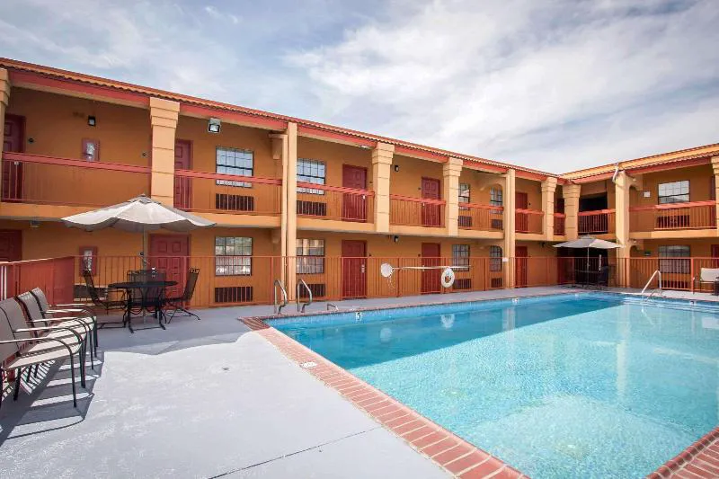 Econo Lodge hotel hero