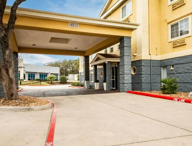 Quality Inn & Suites Airport North - Stone Oak hotel detail image 1