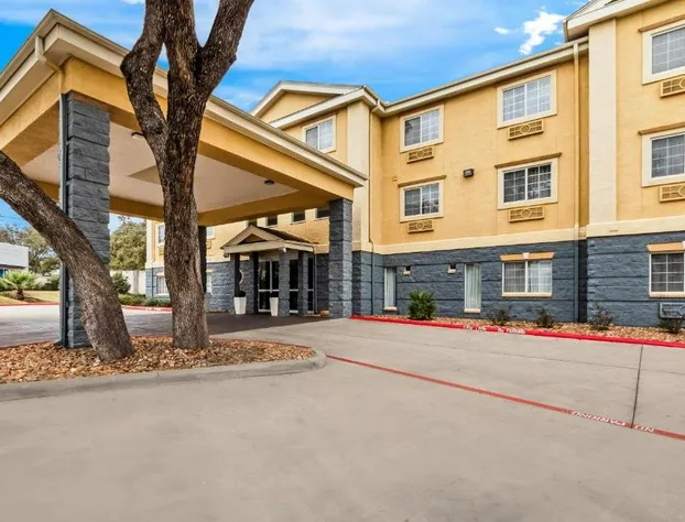 Quality Inn & Suites Airport North - Stone Oak hotel detail image 2