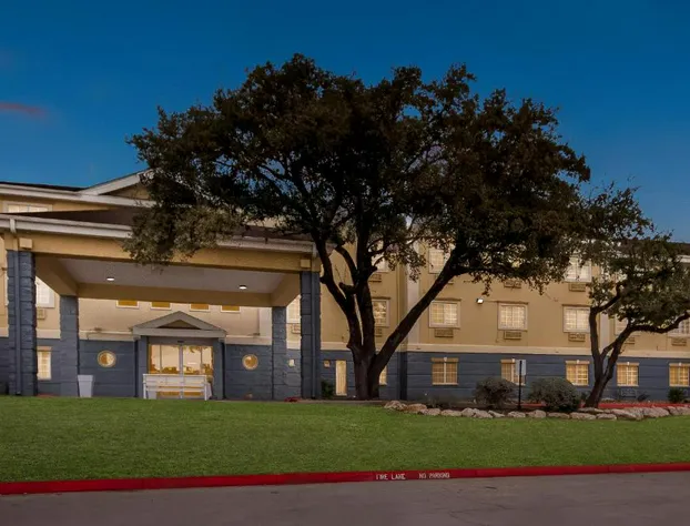 Quality Inn & Suites Airport North - Stone Oak hotel detail image 4