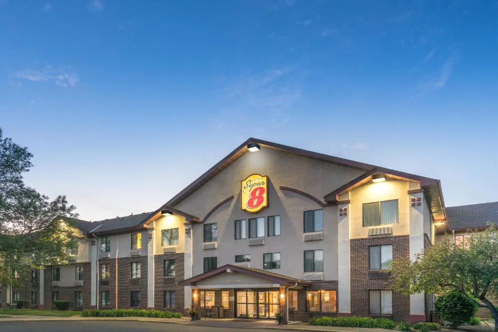 Super 8 by Wyndham Bloomington/Airport hotel hero