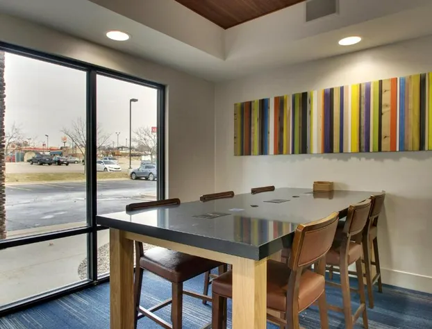 Holiday Inn Express & Suites - Interstate 380 at 33rd Avenue by IHG hotel detail image 2