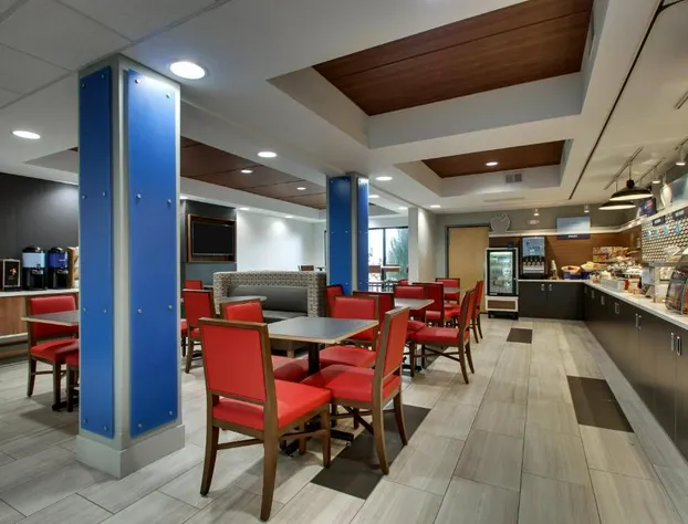 Holiday Inn Express & Suites - Interstate 380 at 33rd Avenue by IHG hotel detail image 4
