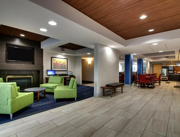 Holiday Inn Express & Suites - Interstate 380 at 33rd Avenue by IHG hotel detail image 2