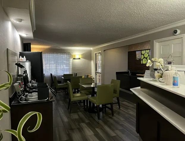 La Quinta Inn & Suites by Wyndham Wichita Falls Airport Area hotel detail image 1