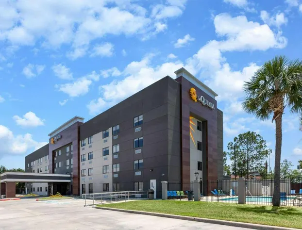 La Quinta Inn & Suites by Wyndham Houston NW Brookhollow hotel detail image 2