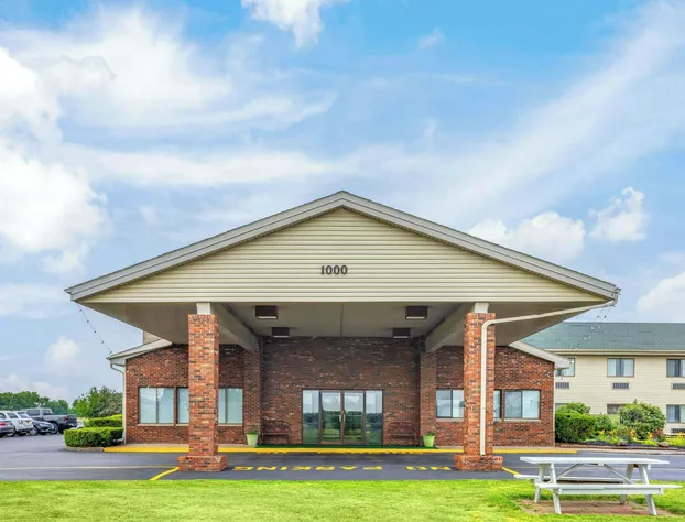 Super 8 by Wyndham Henrietta/Rochester Area hotel detail image 2