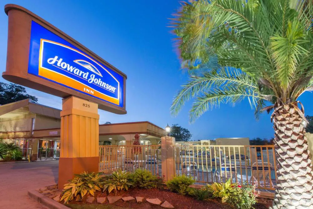 Howard Johnson by Wyndham Historic Lake Charles hotel hero