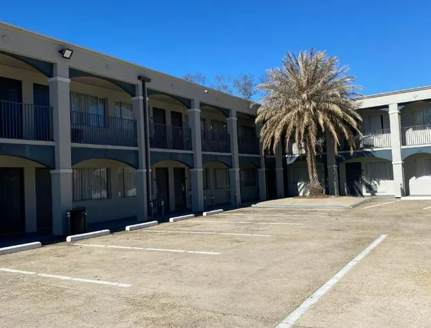 Howard Johnson by Wyndham Historic Lake Charles hotel detail image 2