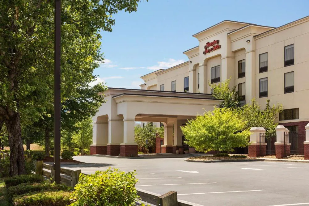 Hampton Inn & Suites Manchester-Bedford hotel hero