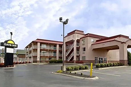 Days Inn by Wyndham Nashville Airport hotel hero