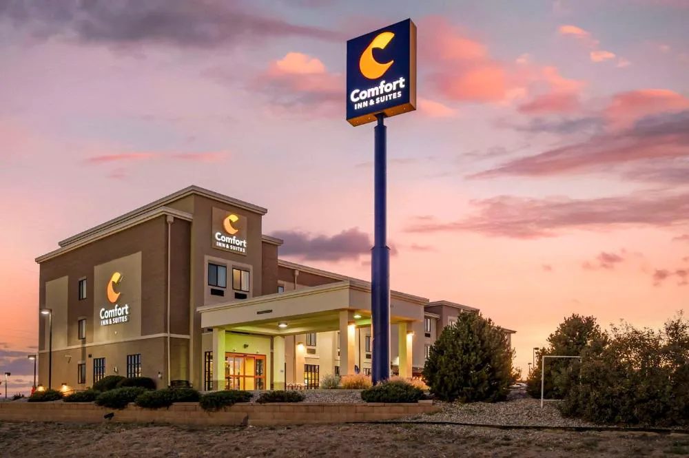 Comfort Inn & Suites hotel hero