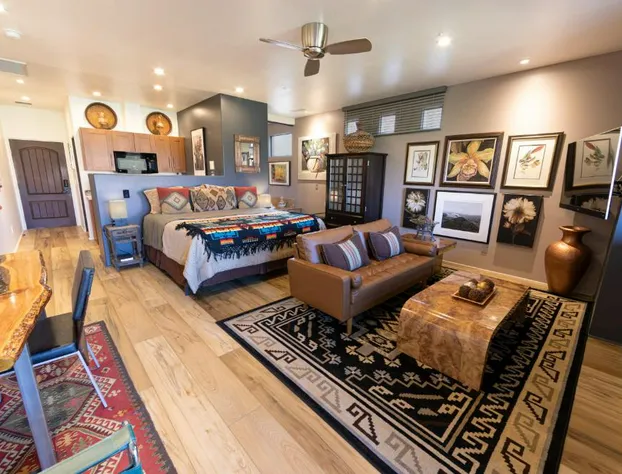 A Sunset Chateau hotel detail image 1